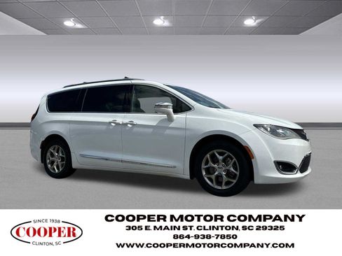 Used 2017 Chrysler Pacifica Limited w/ UConnect Theater Package FWD image 7