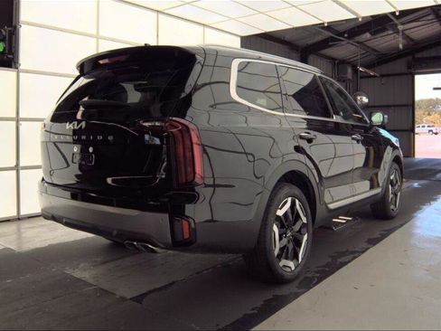 Used 2025 Kia Telluride S FWD image 9