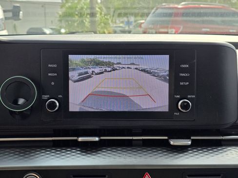 Used 2022 Kia Carnival LX FWD image 19