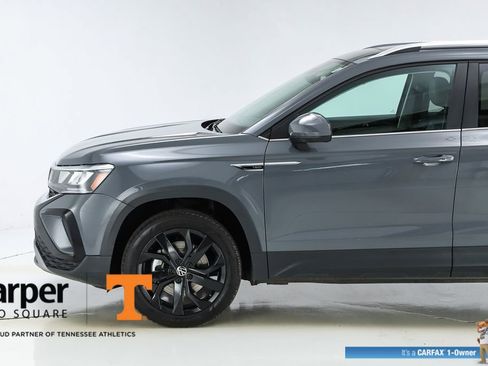 Used 2023 Volkswagen Taos SE w/ Panoramic Sunroof Package FWD image 3