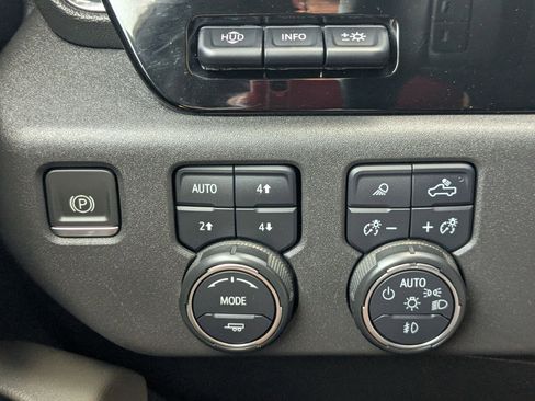 Used 2022 Chevrolet Silverado 1500 ZR2 w/ Technology Package AWD/4WD image 18