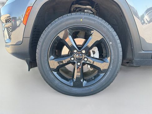 Used 2022 Jeep Grand Cherokee Altitude image 40