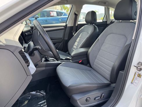 Used 2025 Volkswagen Jetta SE w/ Sunroof Package FWD image 16