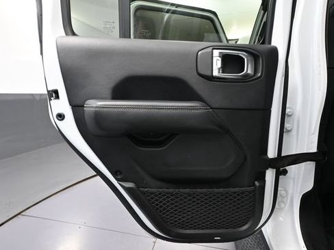 Used 2019 Jeep Wrangler Unlimited Sahara AWD/4WD image 36