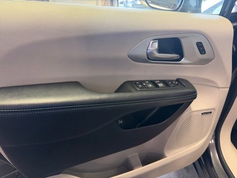 Used 2019 Chrysler Pacifica Limited w/ Advanced Safetytec Group FWD image 36