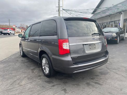 Used 2016 Chrysler Town & Country Touring-L image 7