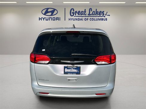 Used 2023 Chrysler Voyager LX image 4