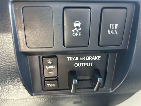 Used 2017 Toyota Tundra SR5 w/ SR5 Upgrade Package AWD/4WD image 33