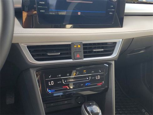 Certified 2025 Volkswagen Taos SE image 20