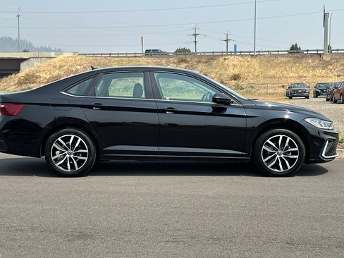 Used 2025 Volkswagen Jetta SE FWD image 2