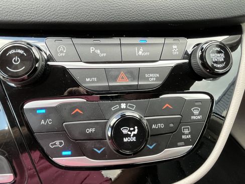 Used 2023 Chrysler Pacifica Touring-L FWD image 20