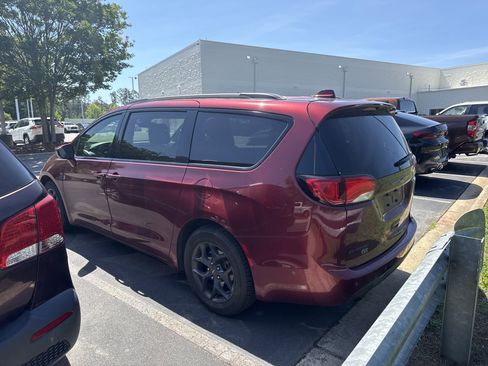Used 2019 Chrysler Pacifica Touring-L FWD image 10