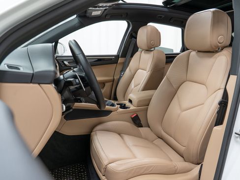 Certified 2022 Porsche Macan AWD/4WD image 5