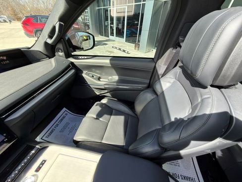 Used 2025 Lincoln Navigator Reserve w/ Jet Appearance Package image 32