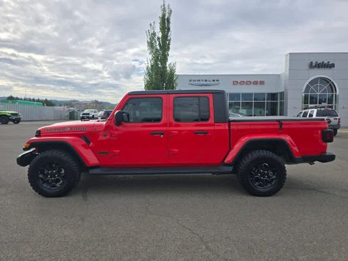 Used 2023 Jeep Gladiator Sport image 2
