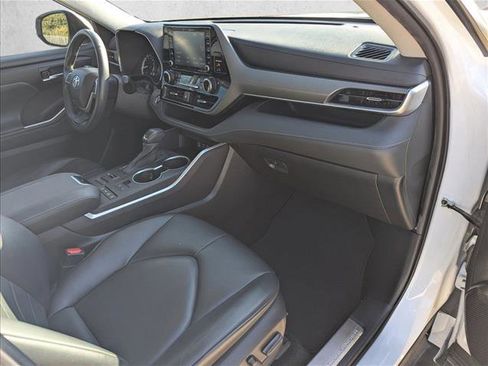 Used 2022 Toyota Highlander XLE image 20