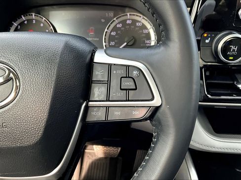 Used 2023 Toyota Highlander XLE image 25