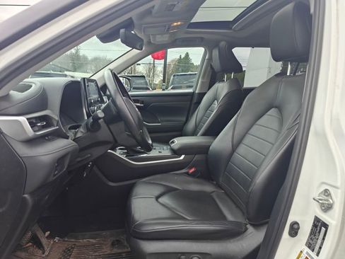 Used 2020 Toyota Highlander XLE image 12