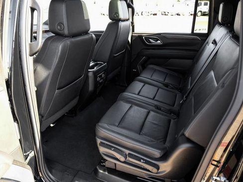 Used 2022 Chevrolet Suburban LT w/ Luxury Package image 40