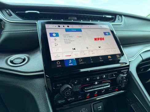 Used 2023 Jeep Grand Cherokee L Limited w/ Luxury Tech Group II image 27