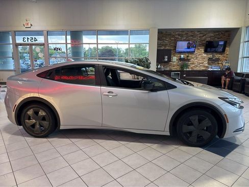 Used 2025 Toyota Prius LE FWD image 16