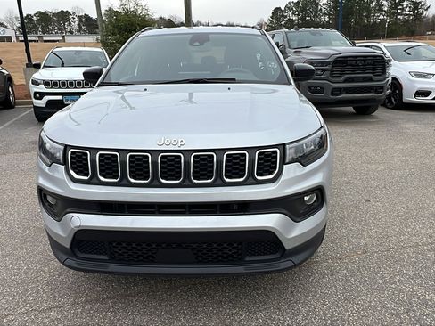 Used 2024 Jeep Compass Latitude image 3