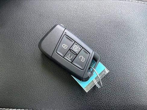 Used 2022 Volkswagen Tiguan SE AWD/4WD image 11