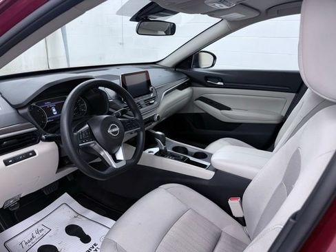 Used 2025 Nissan Altima 2.5 SV FWD image 14