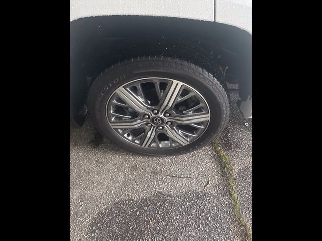 Used 2025 Toyota Sequoia Capstone AWD/4WD image 20