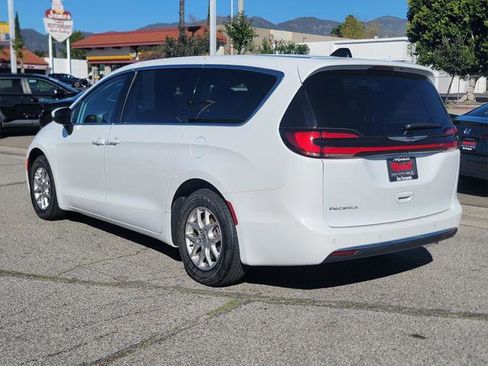 Certified 2023 Chrysler Pacifica Touring-L image 6