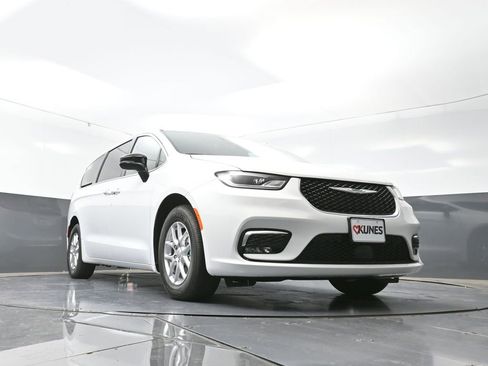 New 2026 Chrysler Pacifica Select image 48