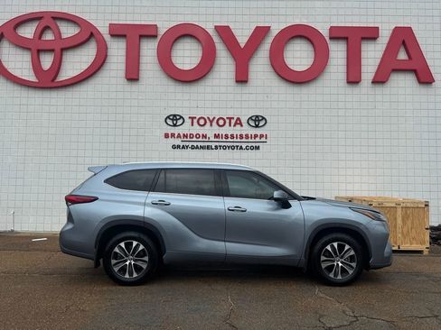 Used 2021 Toyota Highlander XLE image 4