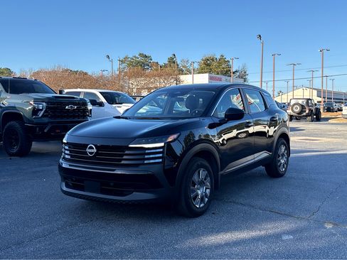 Used 2025 Nissan Kicks S image 3