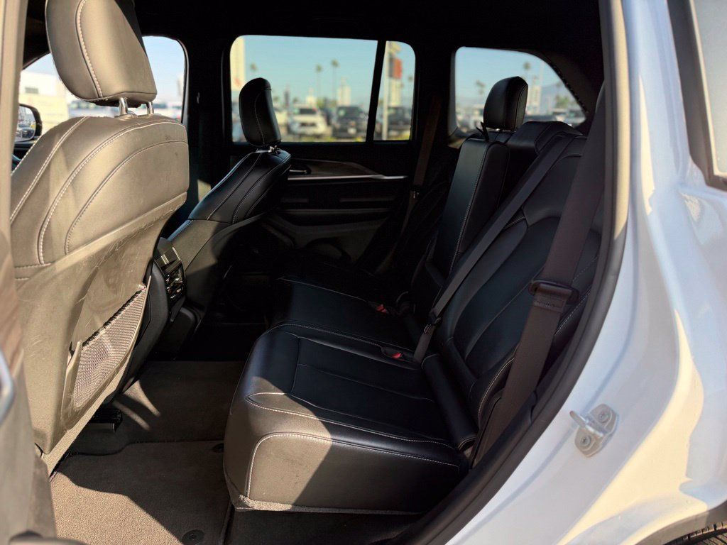 Used 2024 Jeep Grand Cherokee Limited RWD image 4