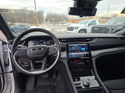 Used 2024 Jeep Grand Cherokee Limited w/ Luxury Tech Group II image 15