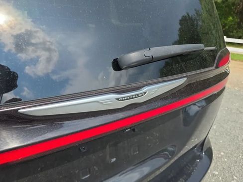 Used 2023 Chrysler Pacifica Touring-L FWD image 10