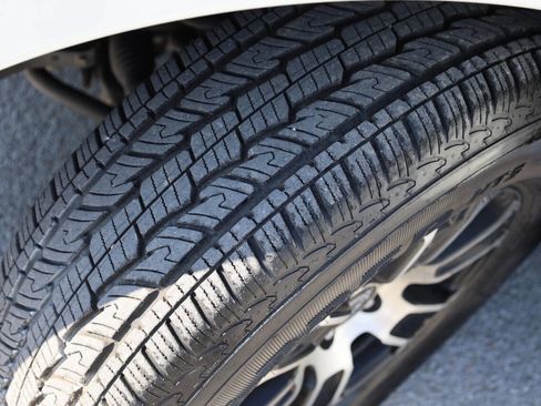 Used 2024 Nissan Titan SV image 25