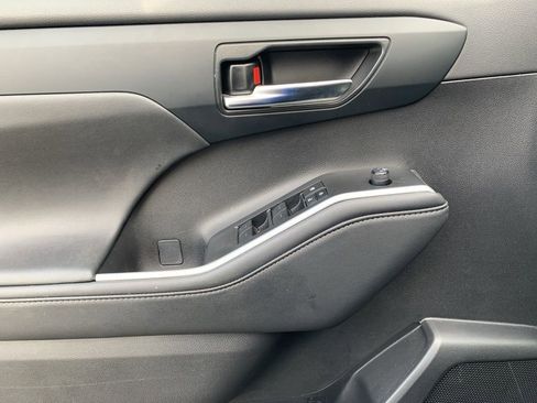 Used 2024 Toyota Highlander XLE image 11