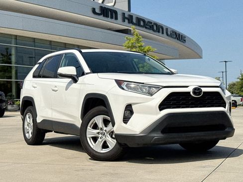 Used 2019 Toyota RAV4 XLE w/ Convenience Package FWD image 2