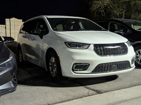 Used 2025 Chrysler Pacifica Select FWD image 3