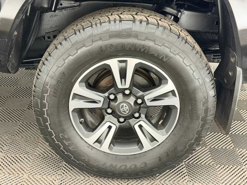 Used 2016 Toyota Tacoma TRD Sport image 12