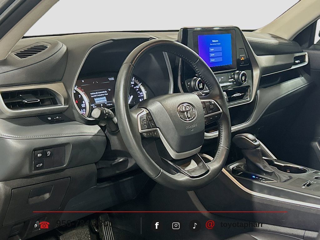Used 2025 Toyota Highlander XLE FWD image 8