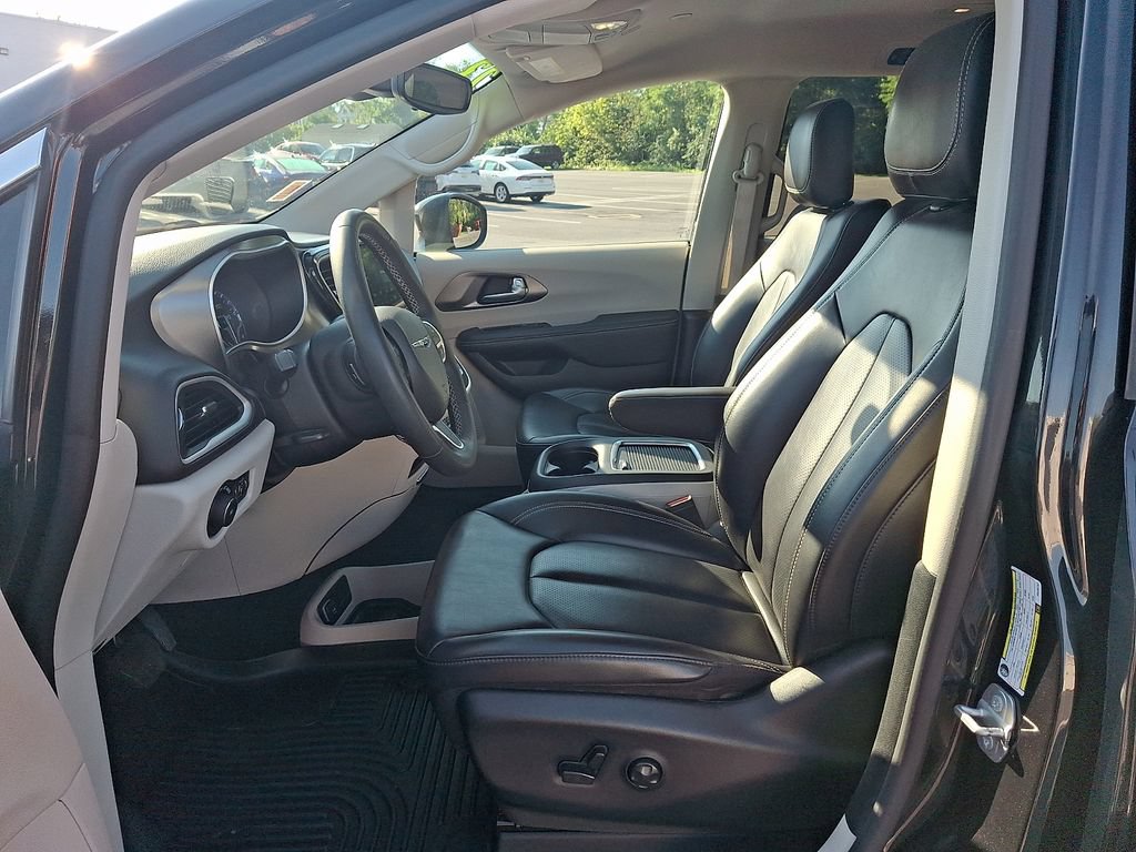 Used 2023 Chrysler Pacifica Touring-L FWD image 14