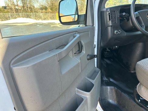Used 2017 Chevrolet Express 3500 image 22