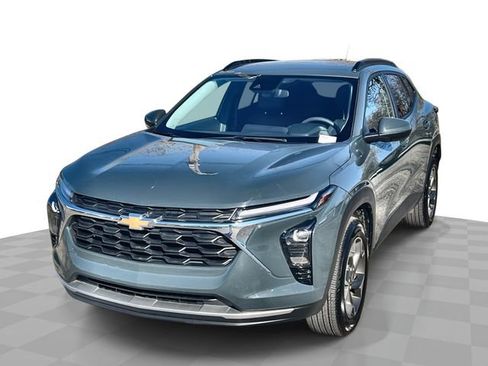 Certified 2025 Chevrolet Trax LT image 1