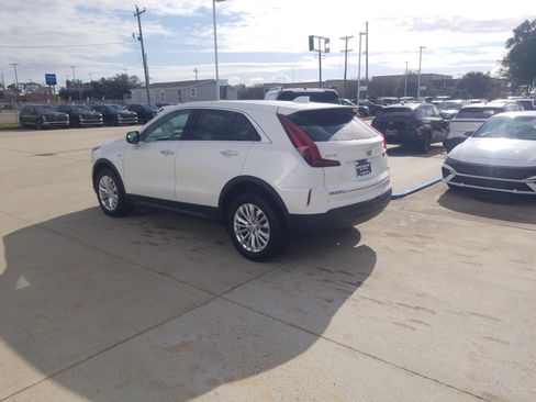 Used 2024 Cadillac XT4 Luxury w/ Cold Weather Package image 5