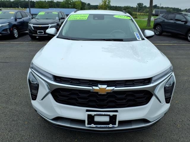 Used 2025 Chevrolet Trax LT w/ Driver Confidence Package FWD image 2
