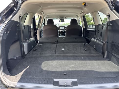 Used 2025 Toyota Highlander LE FWD image 29