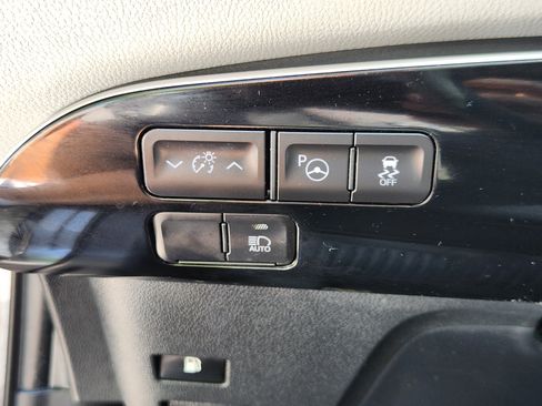Used 2022 Toyota Prius LE AWD/4WD image 23