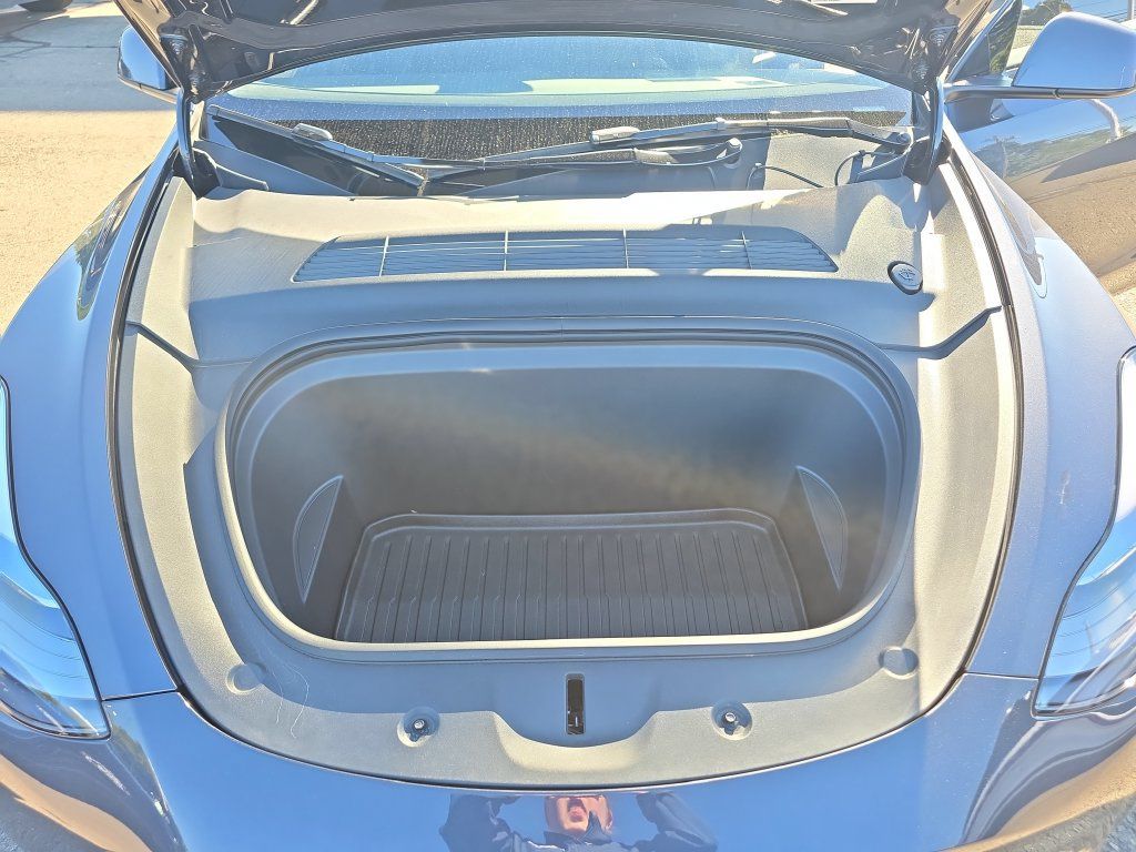 Used 2024 Tesla Model Y Long Range AWD/4WD image 33